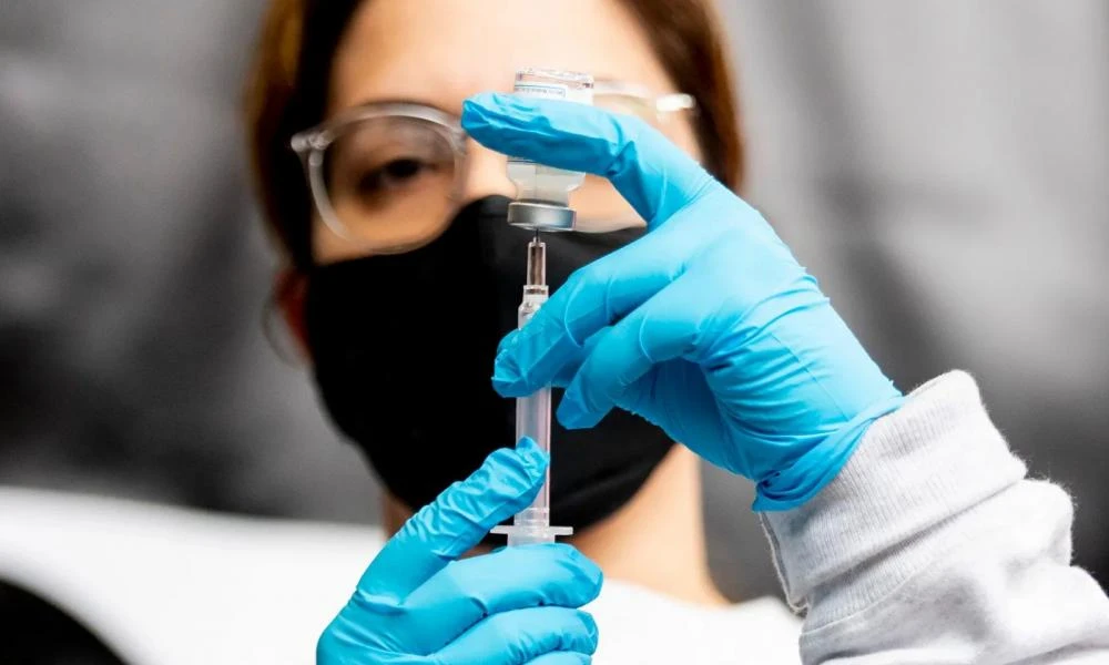 Στα σκαριά το συνδυαστικό εμβόλιο κορονοϊού-γρίπης - Τι έδειξε η πρώτη μεγάλη κλινική δοκιμή σε ανθρώπους